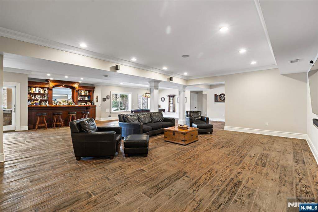 5 Bedroom Single Family Home/House's Image 34