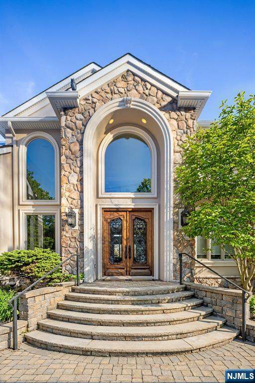 5 Bedroom Single Family Home/House's Image 3