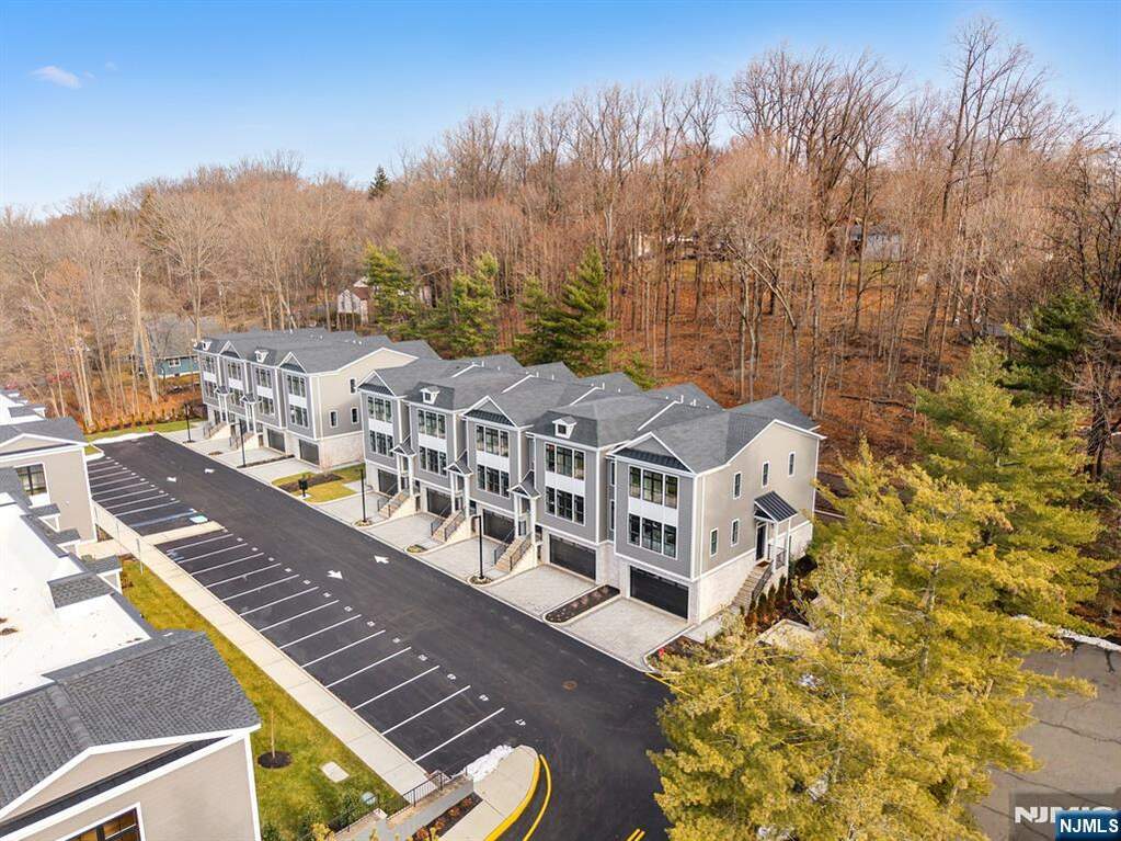 3 Bedroom Villa/Townhouse's Image 32