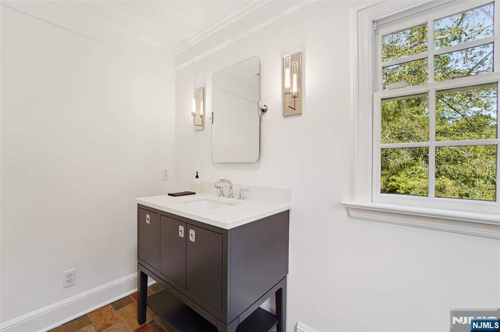 4 Bedroom Single Family Home/House's Image 10
