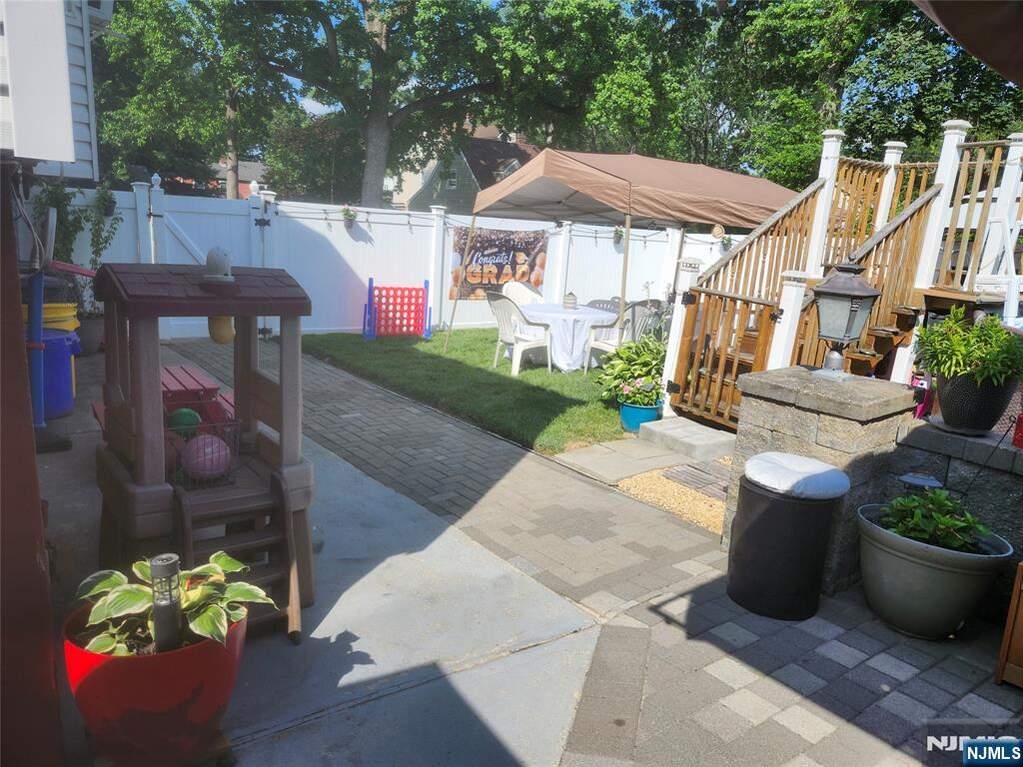 4 Bedroom Single Family Home/House's Image 3
