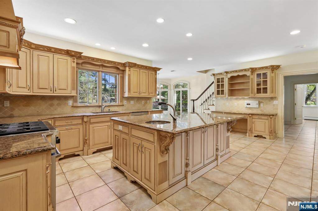 6 Bedroom Single Family Home/House's Image 8