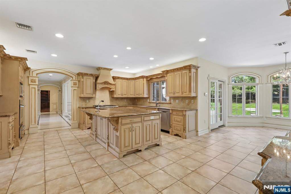 6 Bedroom Single Family Home/House's Image 9