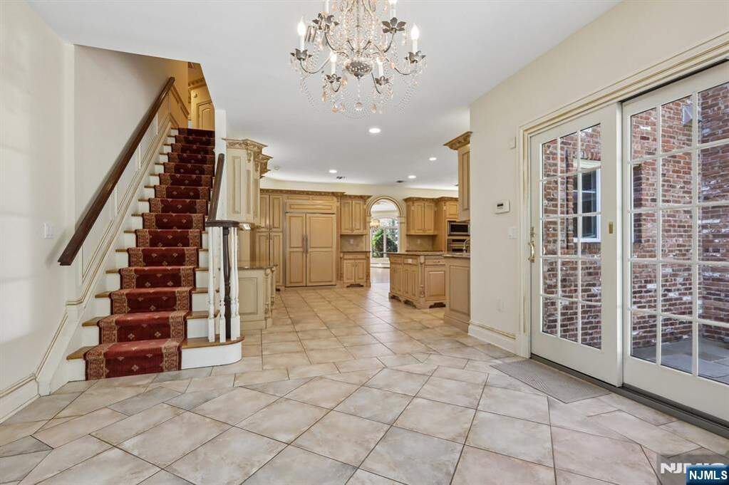 6 Bedroom Single Family Home/House's Image 11