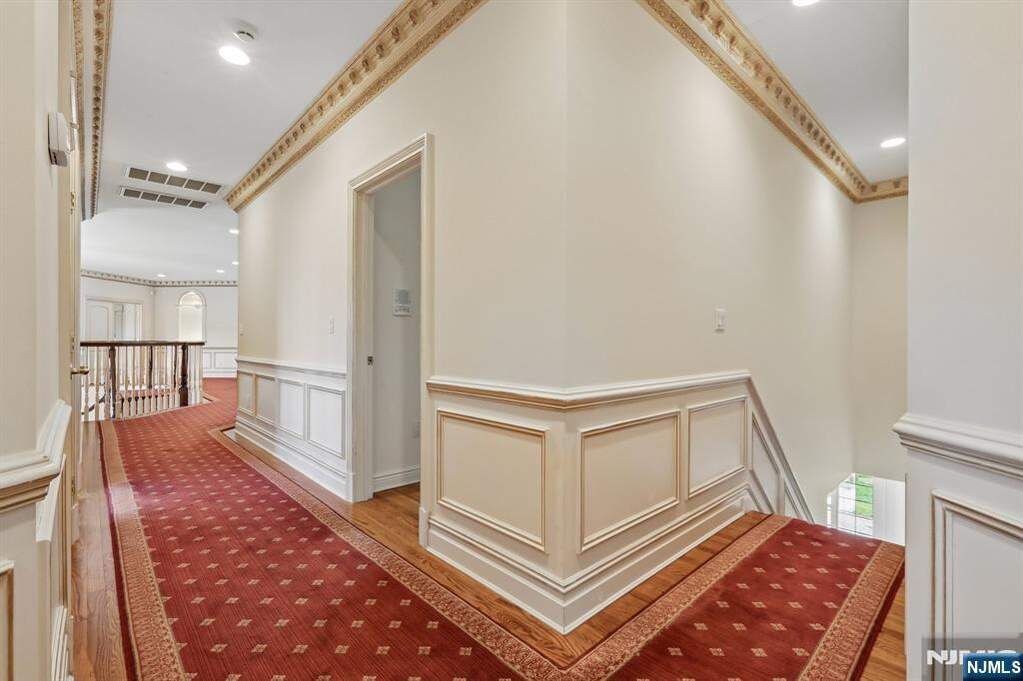 6 Bedroom Single Family Home/House's Image 13