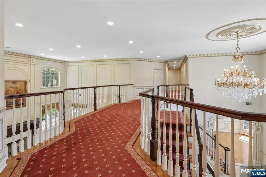6 Bedroom Single Family Home/House's Image 21