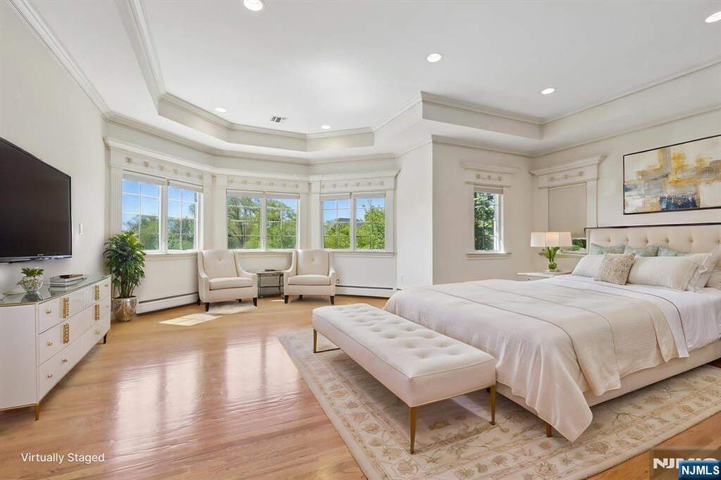6 Bedroom Single Family Home/House's Image 22