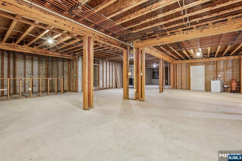 6 Bedroom Single Family Home/House's Image 26