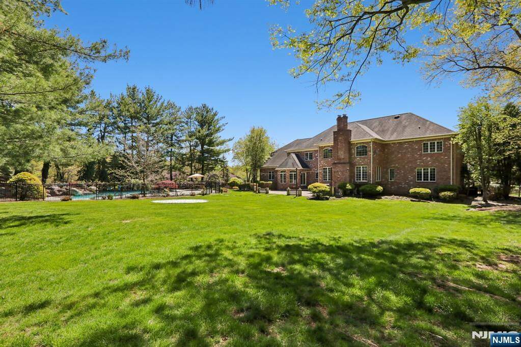 6 Bedroom Single Family Home/House's Image 28
