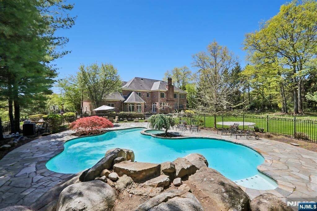 6 Bedroom Single Family Home/House's Image 30