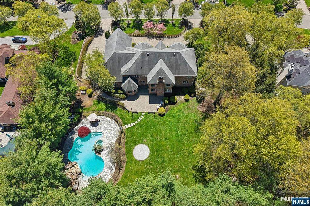 6 Bedroom Single Family Home/House's Image 31