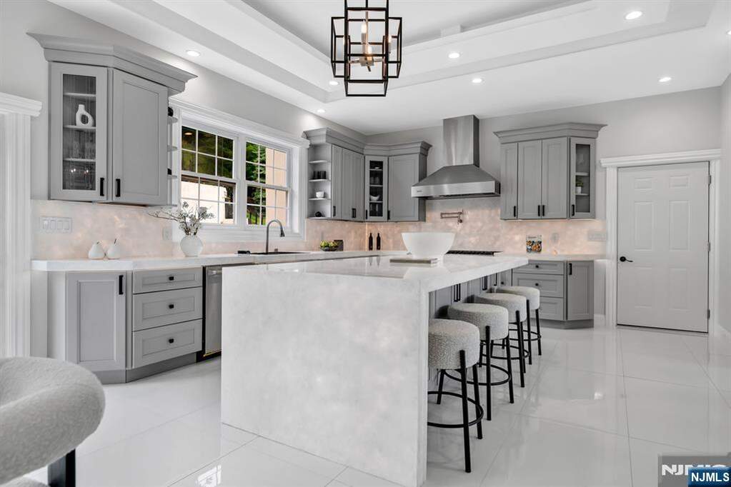 5 Bedroom Single Family Home/House's Image 9