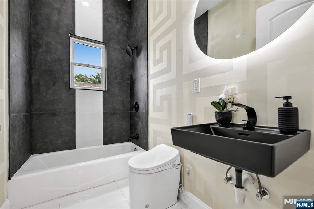 5 Bedroom Single Family Home/House's Image 17