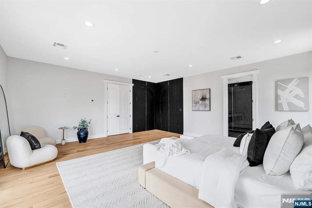 5 Bedroom Single Family Home/House's Image 22