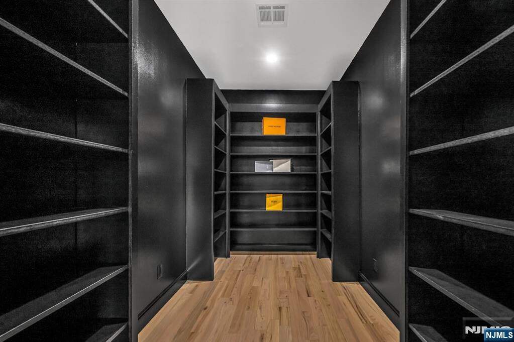 5 Bedroom Single Family Home/House's Image 23