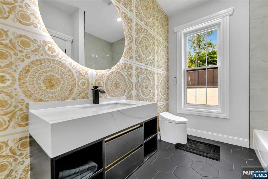 5 Bedroom Single Family Home/House's Image 31