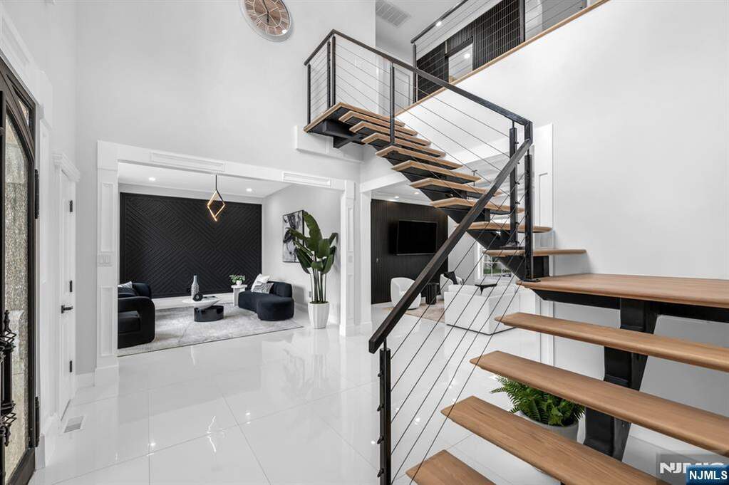 5 Bedroom Single Family Home/House's Image 4