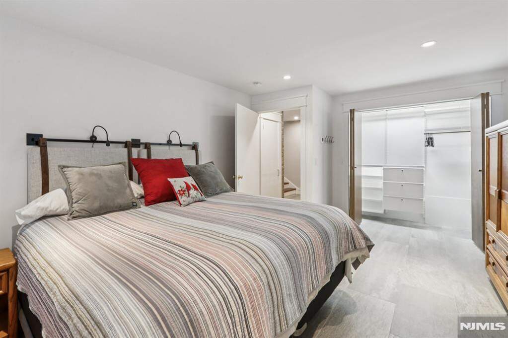 4 Bedroom Single Family Home/House's Image 25
