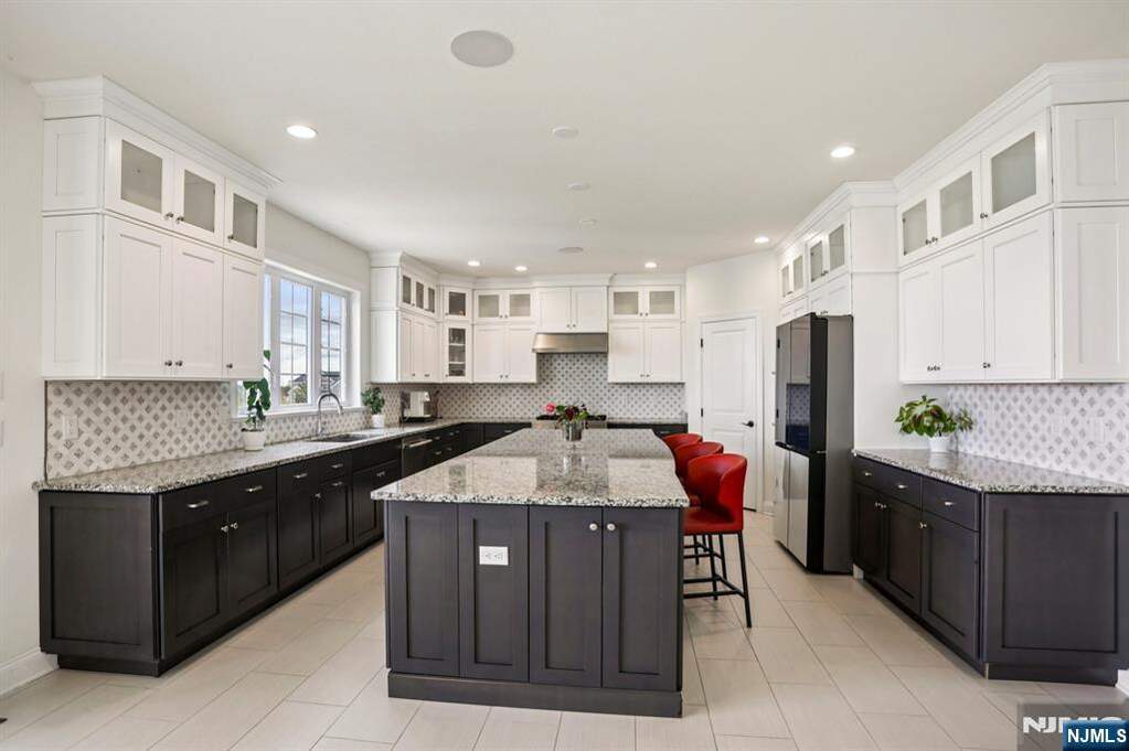 5 Bedroom Single Family Home/House's Image 10