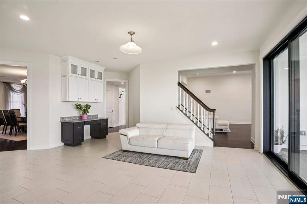 5 Bedroom Single Family Home/House's Image 11