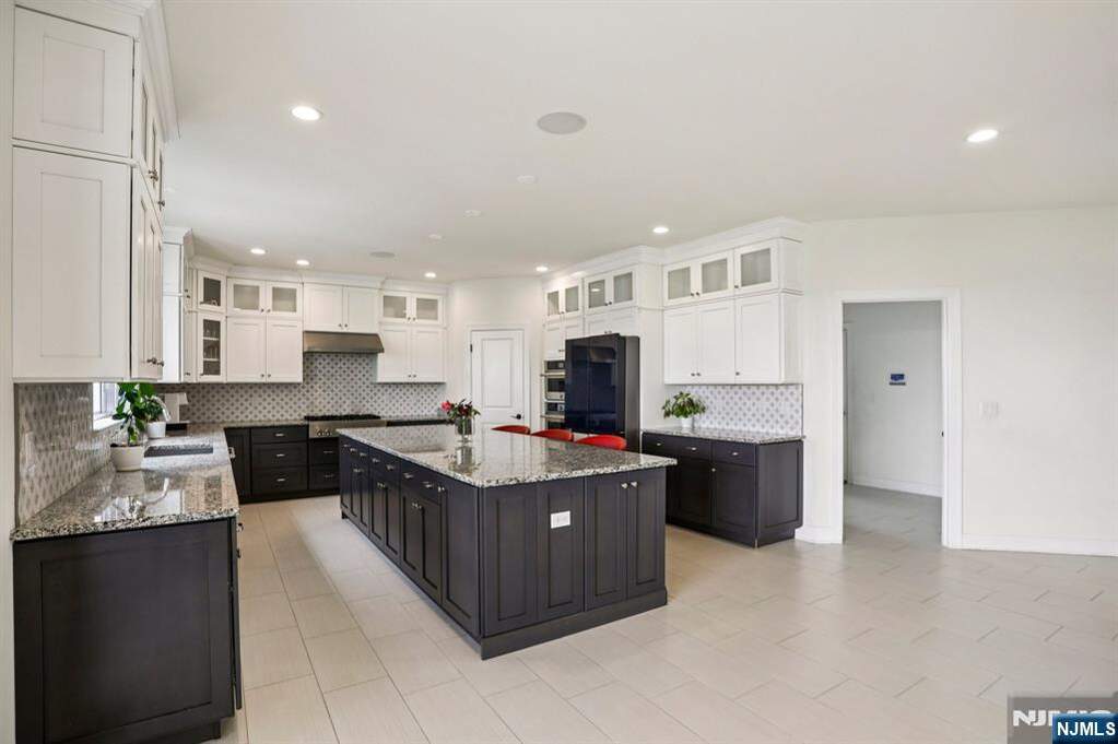 5 Bedroom Single Family Home/House's Image 14