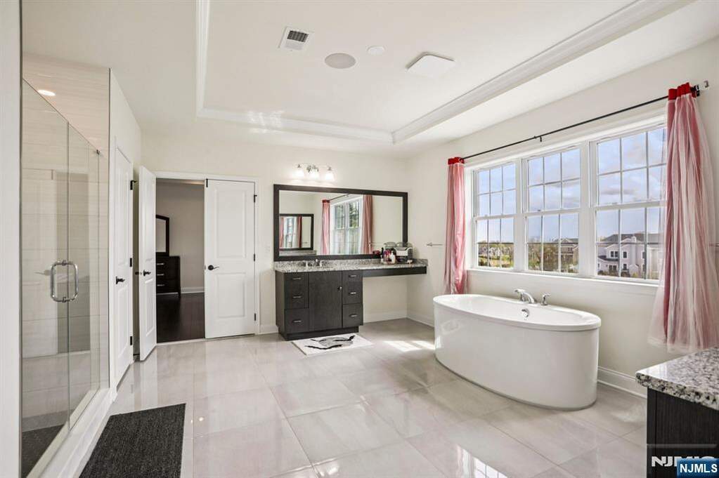 5 Bedroom Single Family Home/House's Image 32