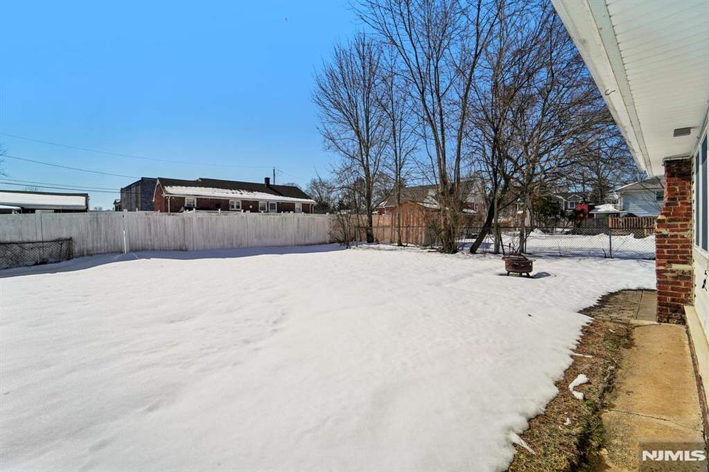 4 Bedroom Single Family Home/House's Image 9