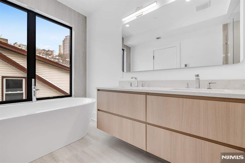 4 Bedroom Villa/Townhouse's Image 16