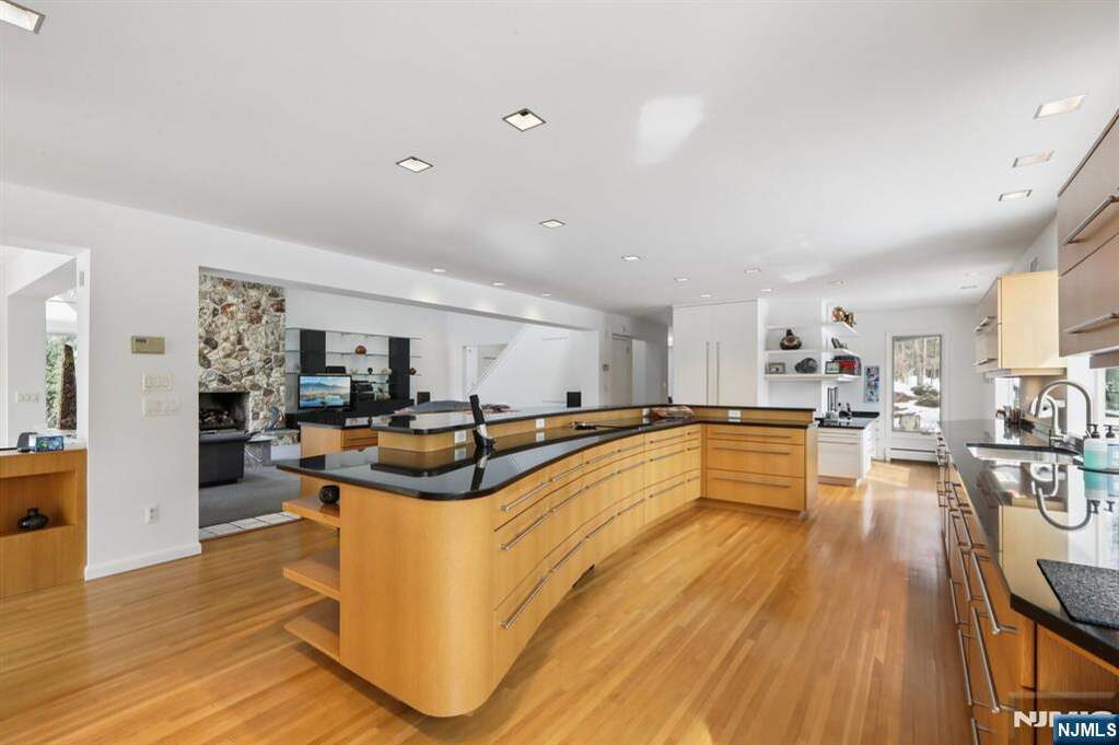 5 Bedroom Single Family Home/House's Image 14