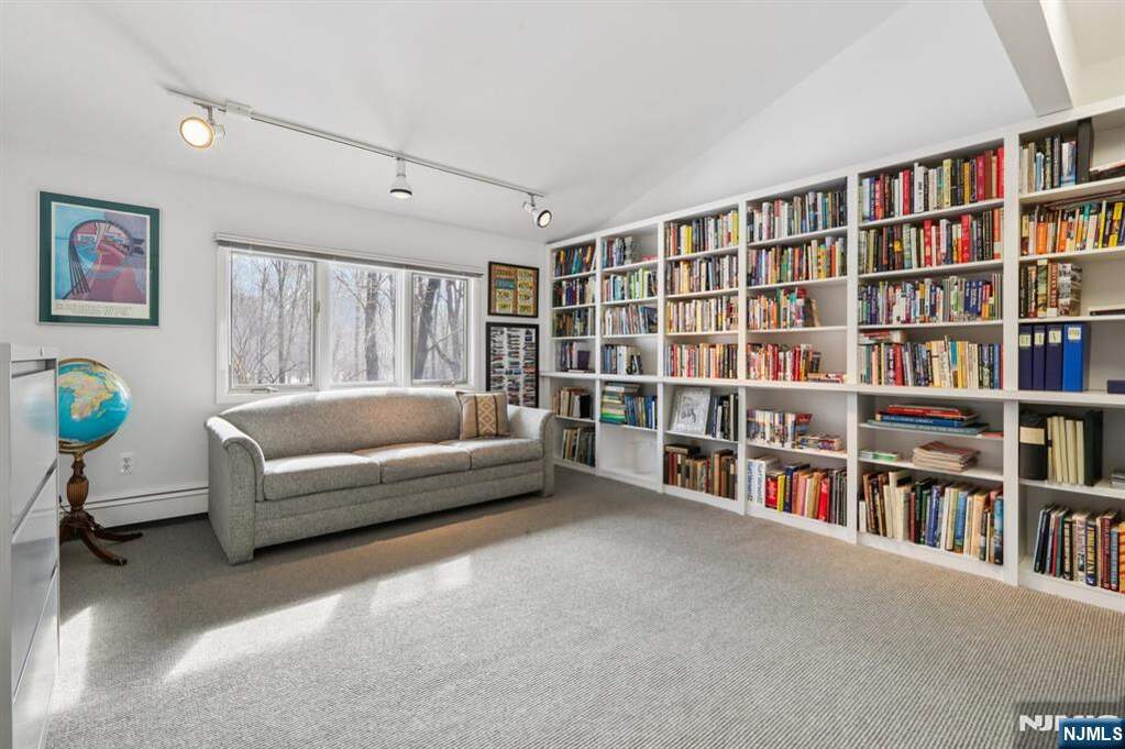 5 Bedroom Single Family Home/House's Image 28
