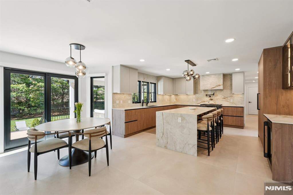 5 Bedroom Single Family Home/House's Image 13