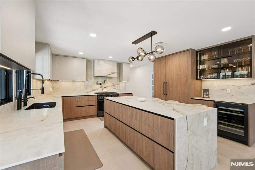 5 Bedroom Single Family Home/House's Image 14