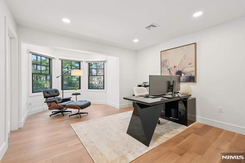 5 Bedroom Single Family Home/House's Image 16
