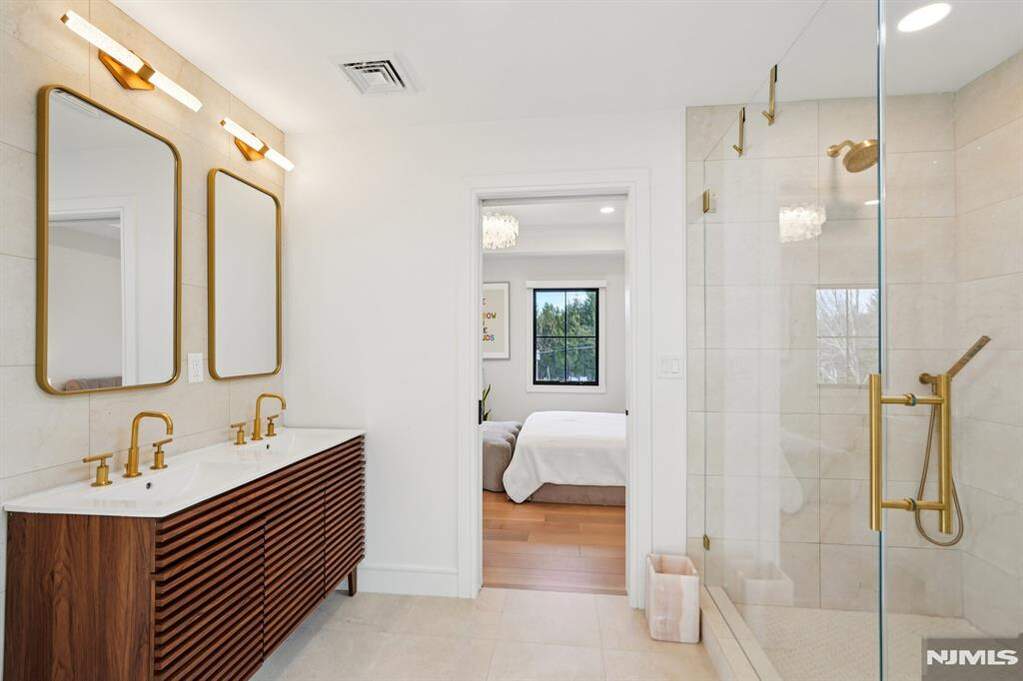 5 Bedroom Single Family Home/House's Image 22