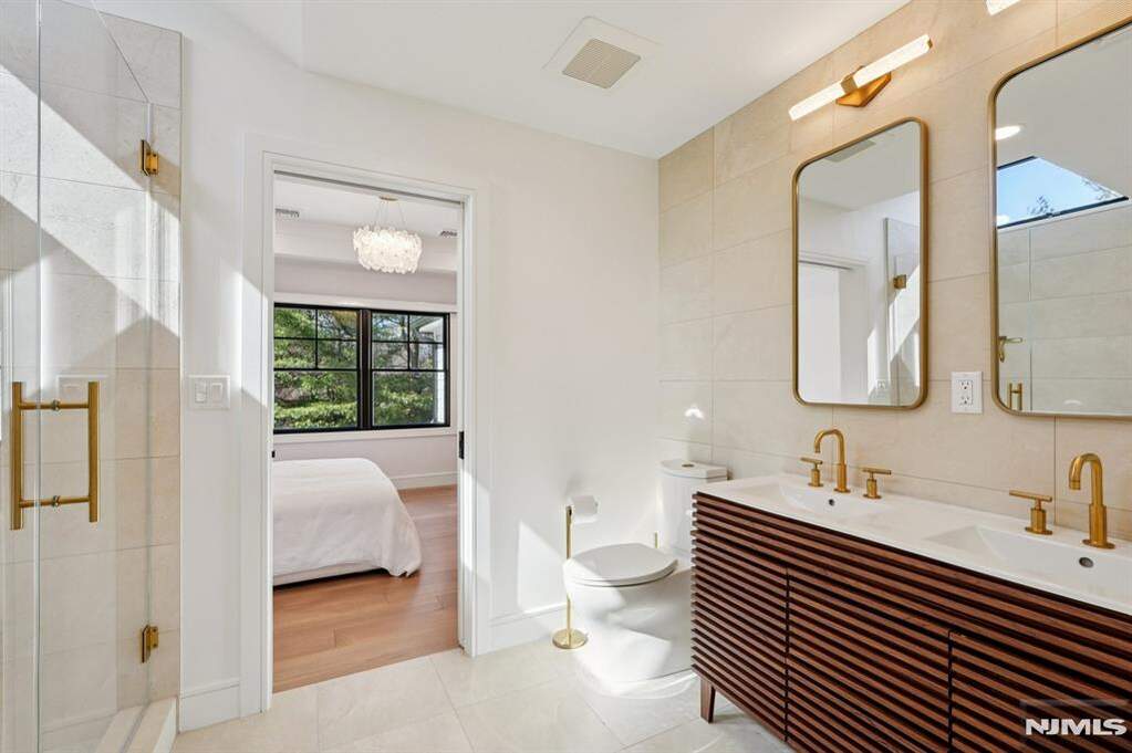 5 Bedroom Single Family Home/House's Image 23
