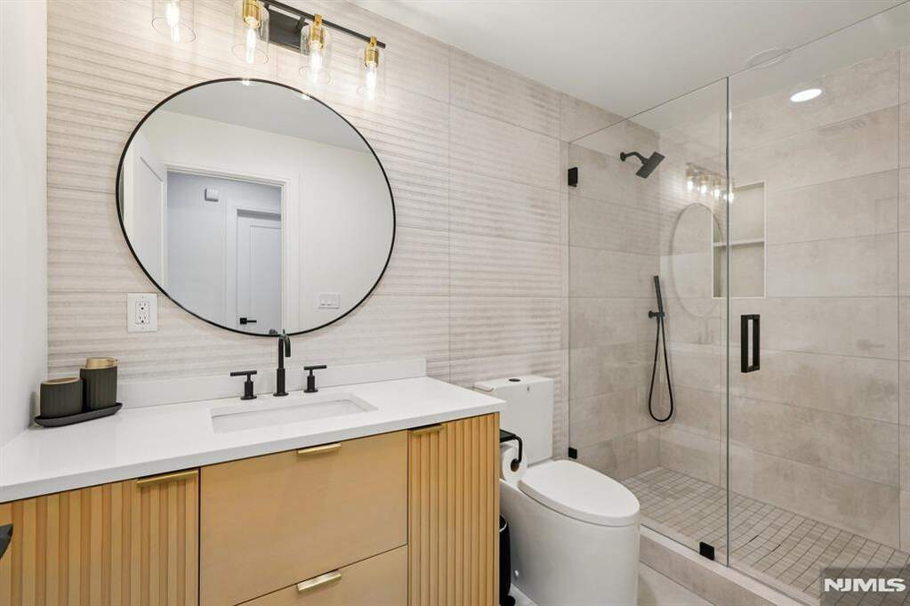 5 Bedroom Single Family Home/House's Image 26