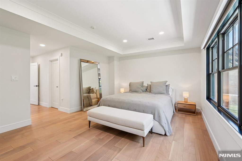 5 Bedroom Single Family Home/House's Image 27