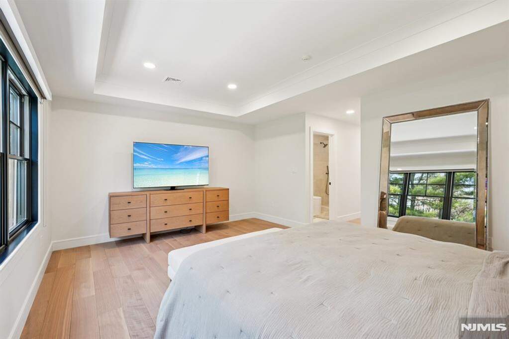 5 Bedroom Single Family Home/House's Image 28