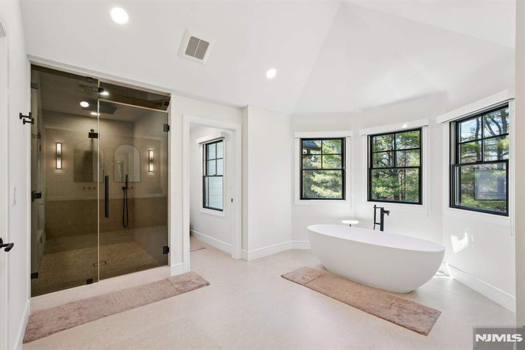 5 Bedroom Single Family Home/House's Image 33