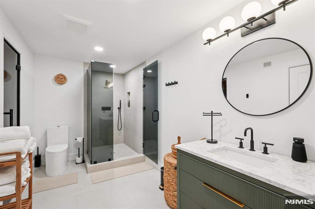 5 Bedroom Single Family Home/House's Image 35