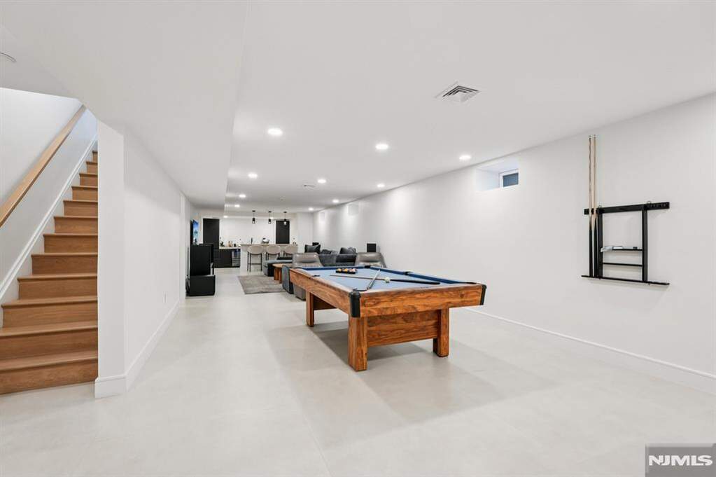 5 Bedroom Single Family Home/House's Image 36