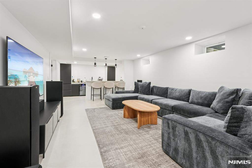 5 Bedroom Single Family Home/House's Image 37