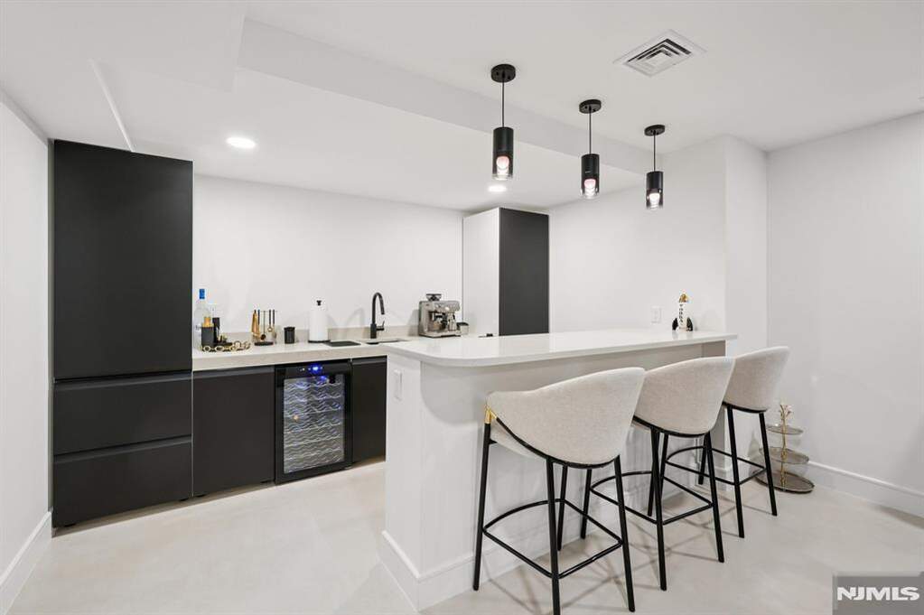 5 Bedroom Single Family Home/House's Image 38