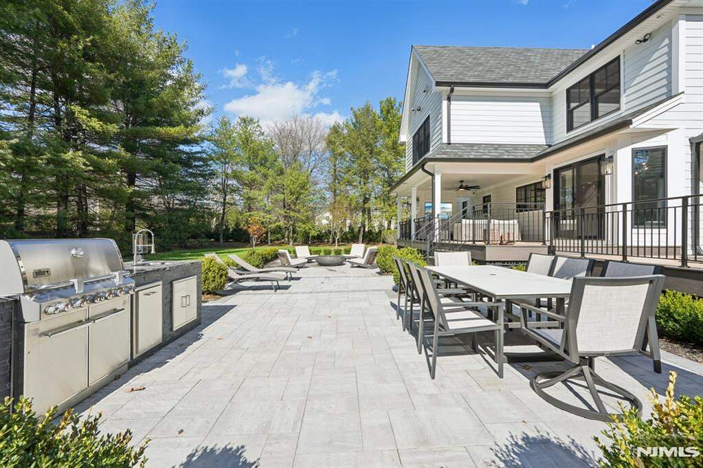 5 Bedroom Single Family Home/House's Image 44