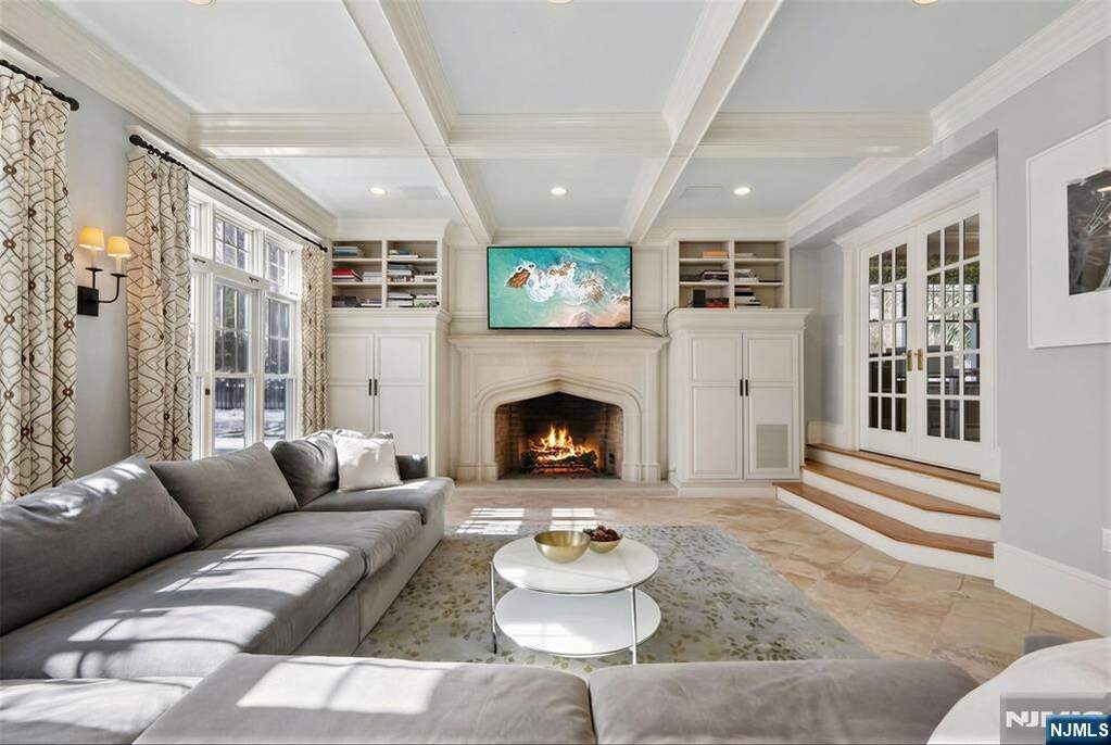 6 Bedroom Single Family Home/House's Image 13