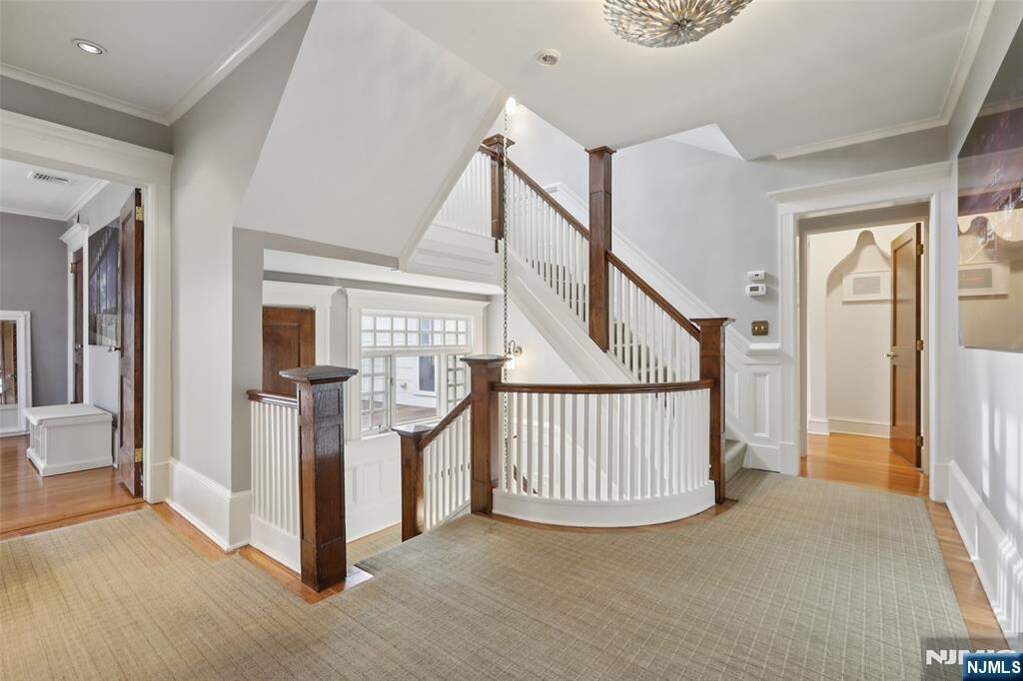 6 Bedroom Single Family Home/House's Image 18