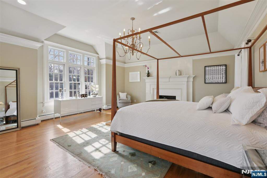 6 Bedroom Single Family Home/House's Image 20