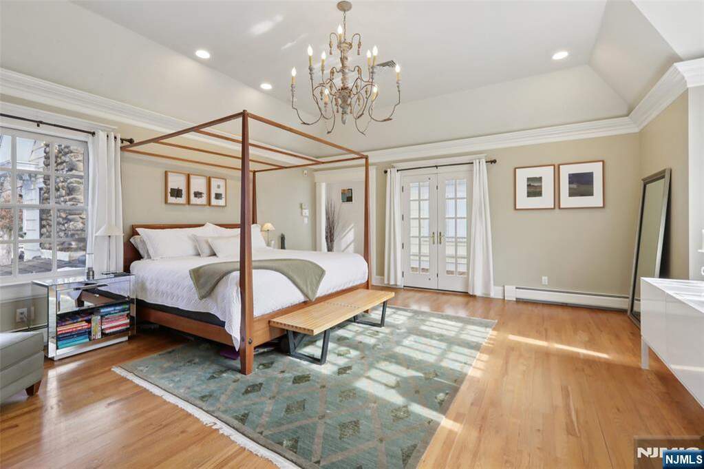 6 Bedroom Single Family Home/House's Image 21