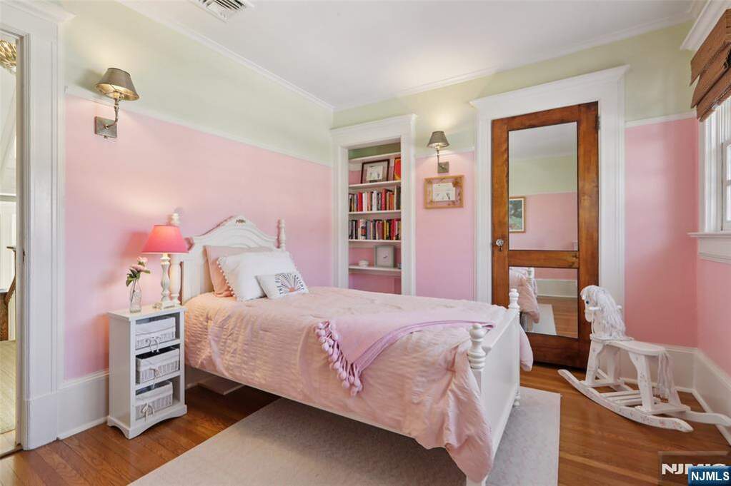 6 Bedroom Single Family Home/House's Image 30