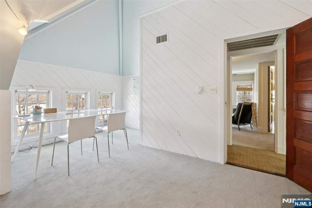 6 Bedroom Single Family Home/House's Image 32